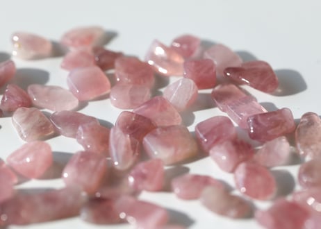 【魅力に気付いて】マダガスカル産 ディープローズクォーツ さざれ（40g）