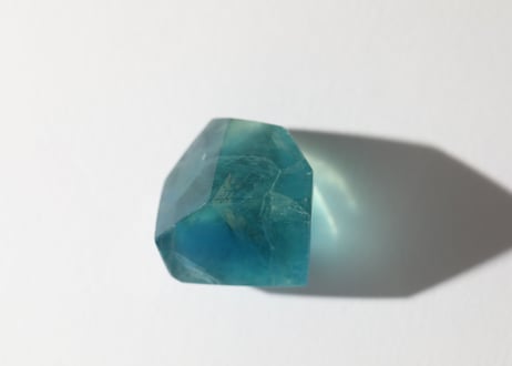 【閃きが恵みとなる】虹入り ブルーフローライト フリーフォーム