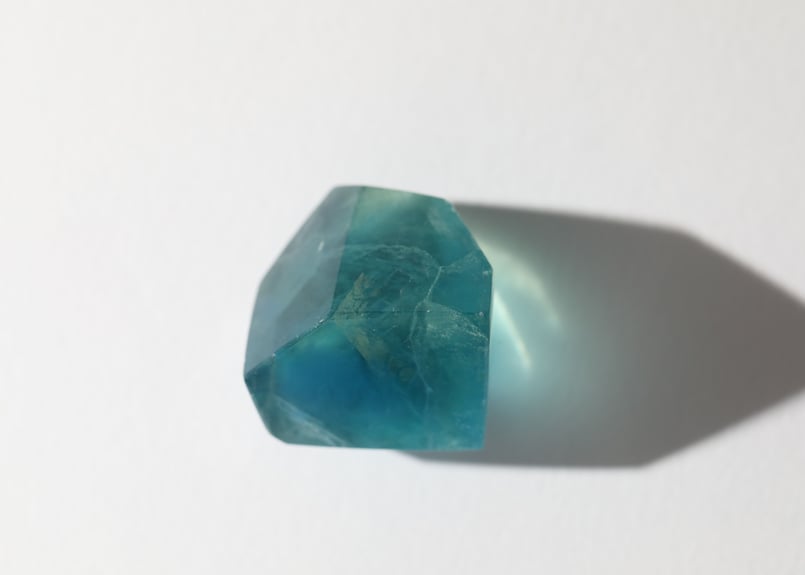 閃きが恵みとなる】虹入り ブルーフローライト フリーフォーム | Y.S.Y24