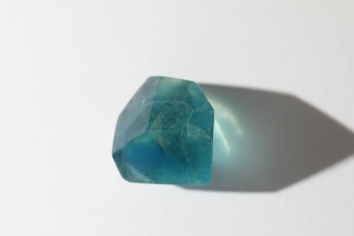 閃きが恵みとなる】虹入り ブルーフローライト フリーフォーム | Y.S.Y24