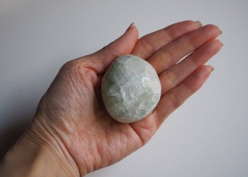 レア〉グリーンアポフィライトの小さな握り石 | Y.S.Y24