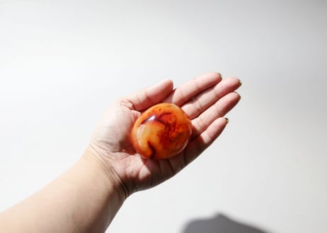 【優しさ】カーネリアンの握り石