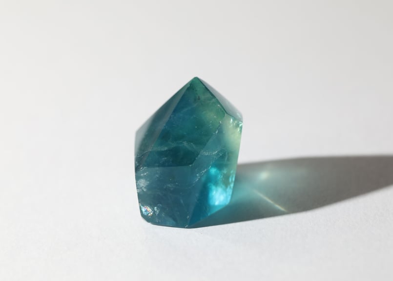 閃きが恵みとなる】虹入り ブルーフローライト フリーフォーム | Y.S.Y24