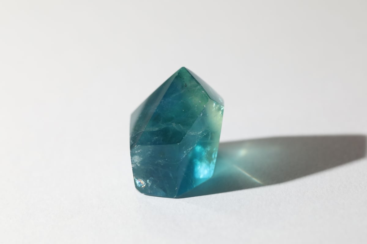 閃きが恵みとなる】虹入り ブルーフローライト フリーフォーム | Y.S.Y24