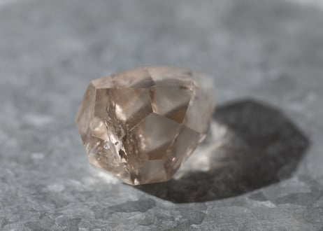 【light magic】虹入り ライトスモーキークォーツ 宝石カット 台座付き