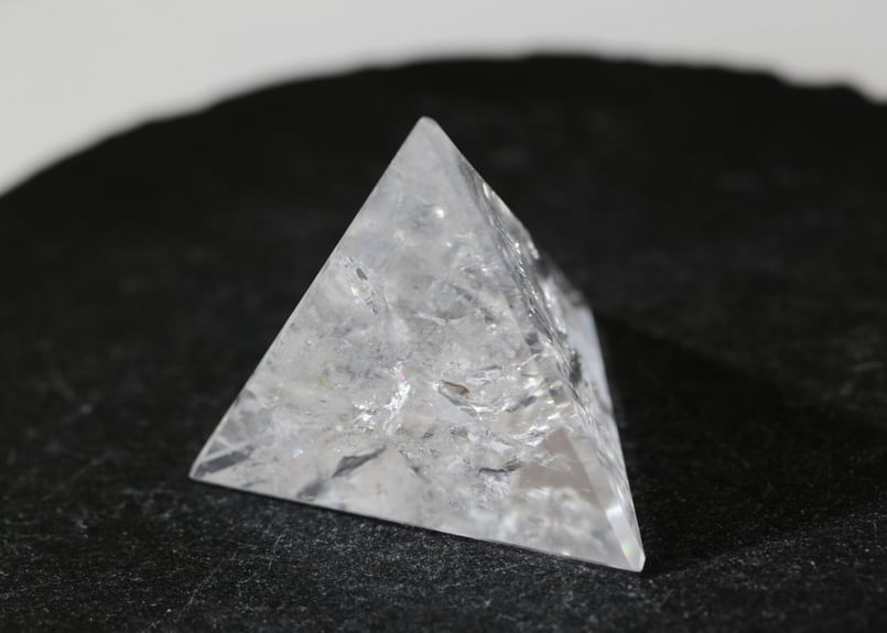 創造の源】ブラジル産 虹入りクリアクォーツ 正四面体 | Y.S.Y24