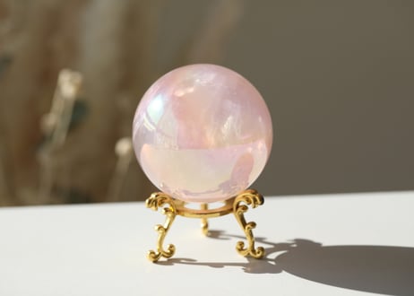 【ハートが輝く】虹入り エンジェルオーラ ローズクォーツ スフィア 金の台座付き