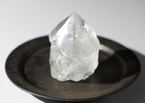 【氷の如く】虹入り クリアクォーツ ハーフポリッシュ
