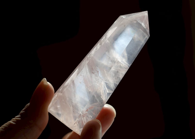 受容と再生の光】モザンビーク産 虹入り ローズクォーツ ポイント