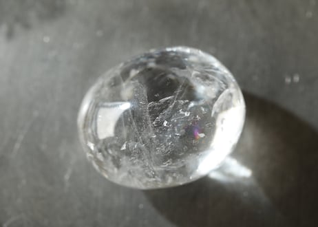 技封入❣️【潜在能力を引き出す】ハイクオリティ 虹入り クリアクォーツ 握り石 ※イベントクーポン使用不可