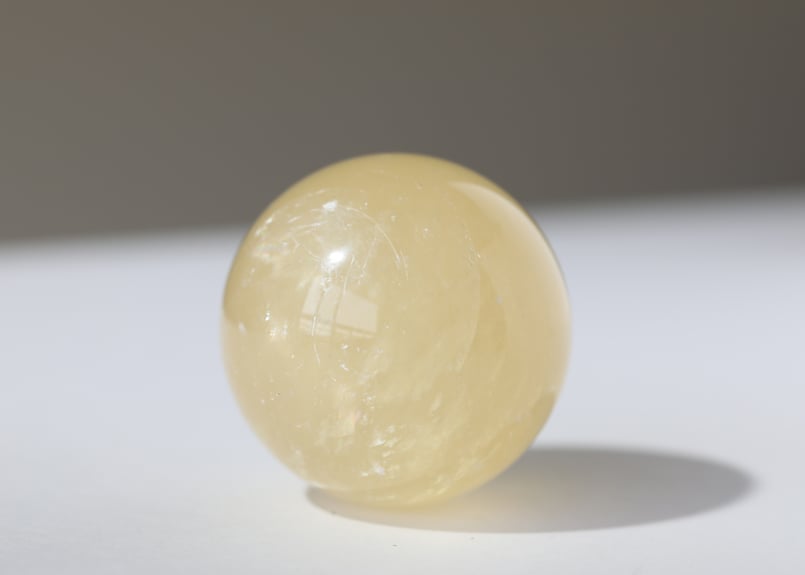 abundance】虹入り ゴールデンカルサイト スフィア 王冠の台座付き