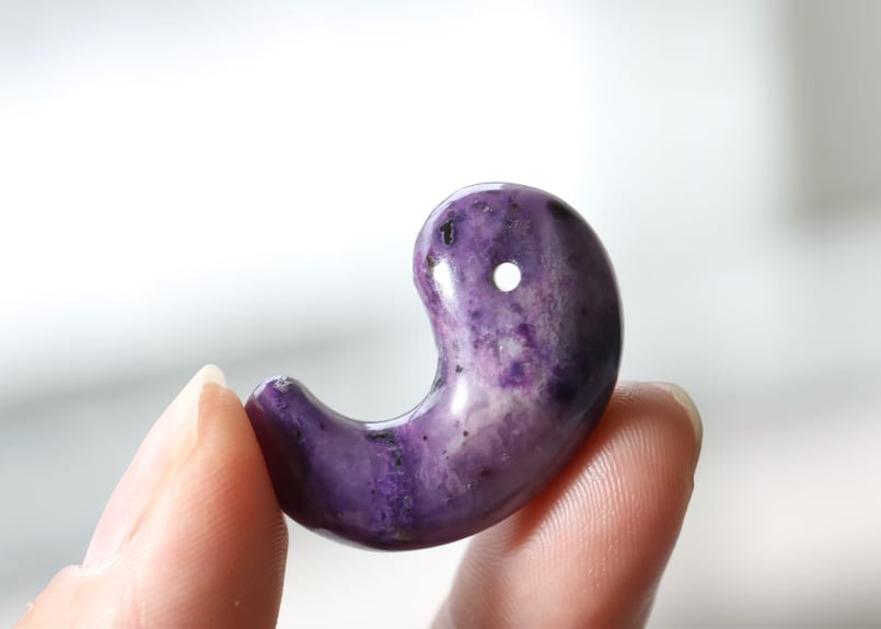 よ*ぴ様 珍品 スギライト勾玉 新作勾玉！) スギライト 南アフリカ産 出雲型勾玉 - 石の音ブログ