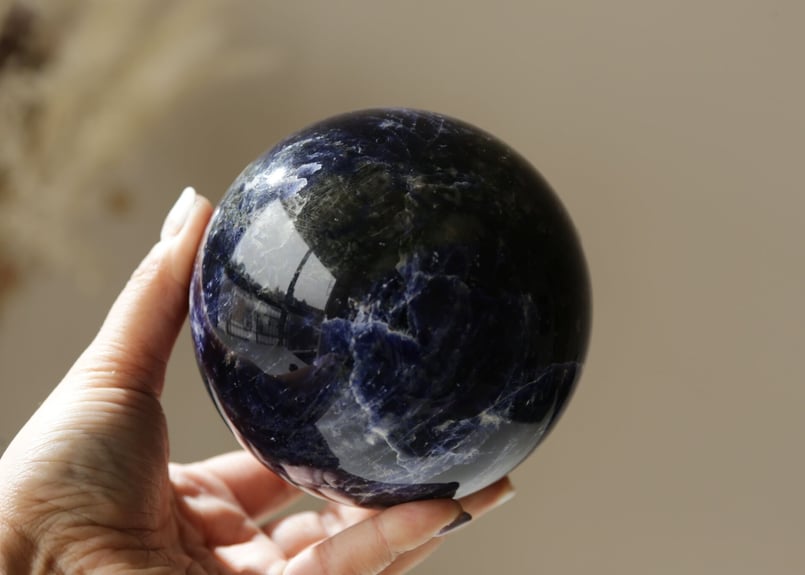 T737地球儀の様な台座付きソーダライトスフィア　天然石インテリアパワーストーン T737地球儀の様な台座付きソーダライトスフィア 天然石