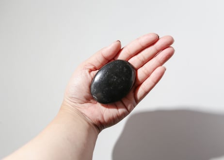 ブラックトルマリンの握り石　【つながり】