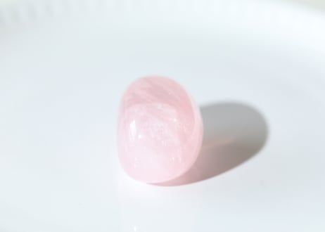 【gratitude】虹入り ハイクオリティ ローズクォーツ タンブル
