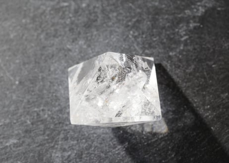 【光をみつけに】ブラジル産 虹入り クリアクォーツ オクタヒドロン