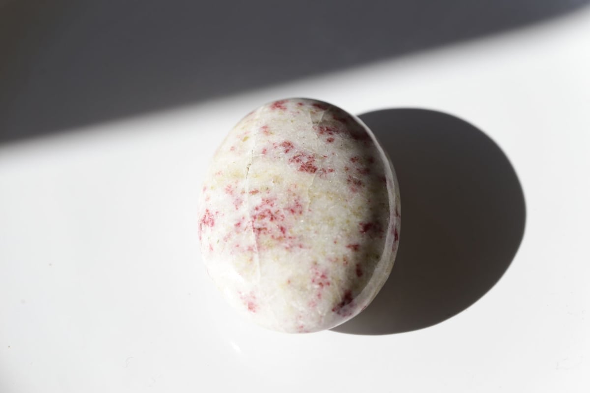 シナバーインクォーツ 握り石 【落ち着きと繁栄】 | Y.S.Y24