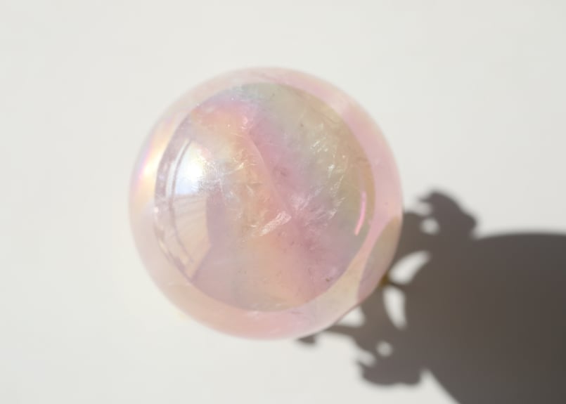 ハートが輝く】虹入り エンジェルオーラ ローズクォーツ スフィア 金の