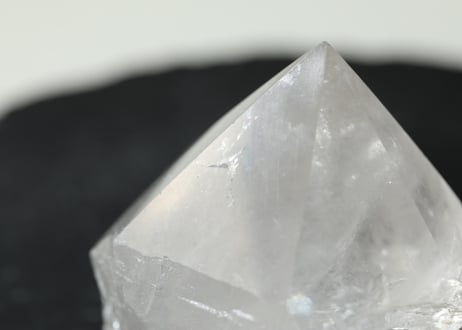 【神聖さを思い出す】虹入り クリアクォーツ ハーフポリッシュ