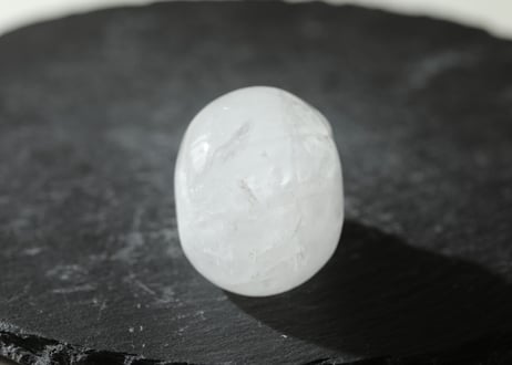 【悟る人】虹入り クリアクォーツ スカル
