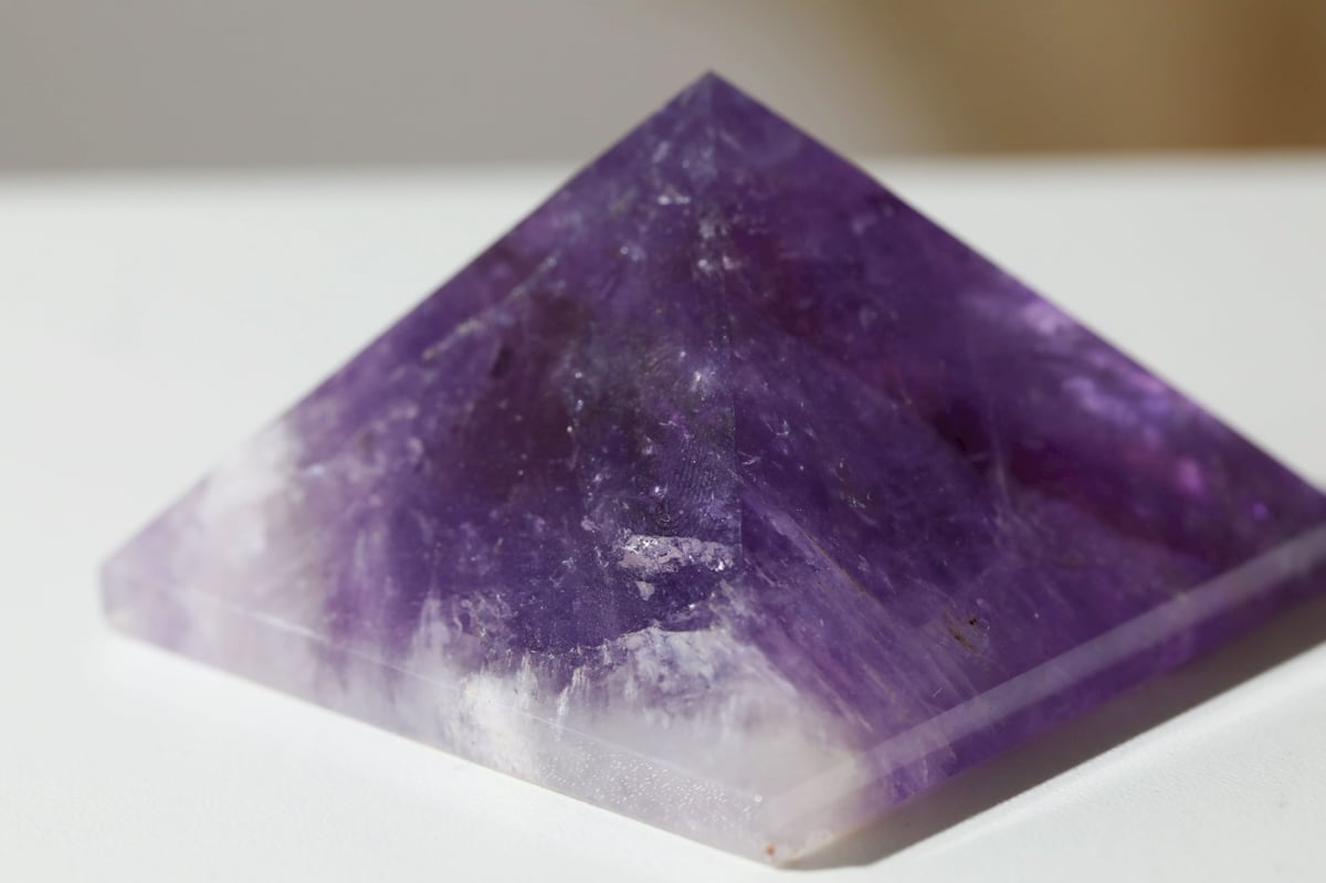 高品質　アメジスト 三角　ピラミッド 450ｇ アメシスト 岡山のパワーストーン、風水・開運グッズのお店 龍祥本舗 / アメジスト