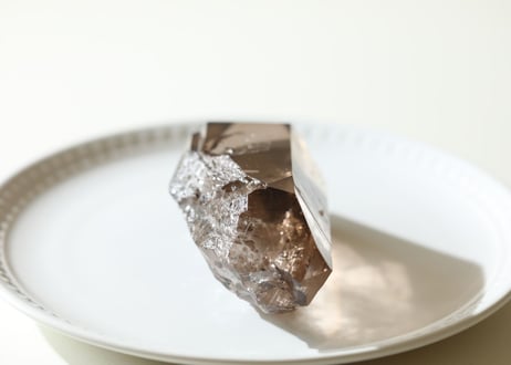 【湖のほとり】ア・ヌーヴ産 虹入りスイススモーキークォーツ 原石ポイント