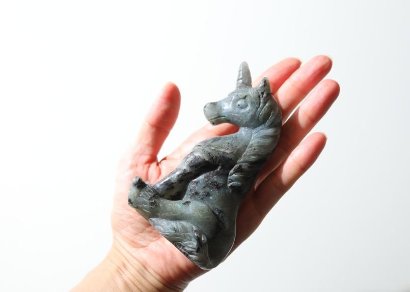 あなたを見てる】ラブラドライトの座ったユニコーン | Y.S.Y24