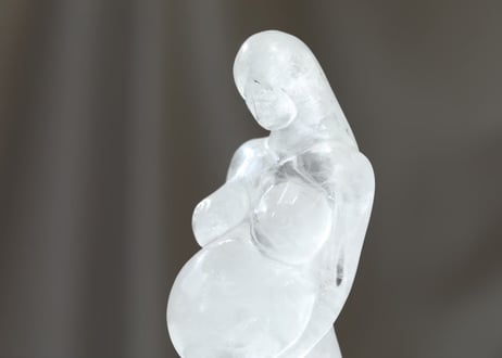大技封入❣️【先祖供養/空海】レアンドロ・ソウザ作  虹入りクリアクォーツの妊婦の女神 渦巻台付き ※イベントクーポン使用不可