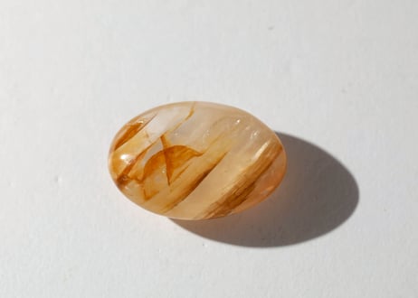 【光彩を集める】虹入り ヘマタイトインクォーツ タンブル