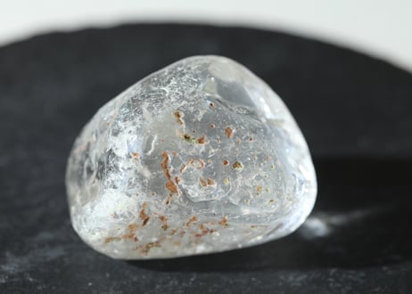 【やさしくつつむ】虹入り 手磨き 水晶