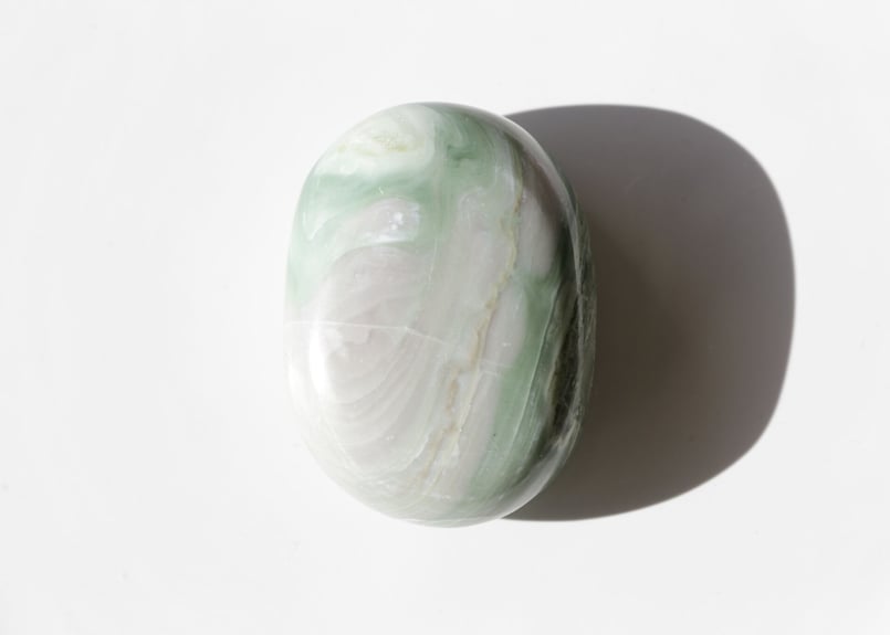 鉱石、握り石、 ガーデンクォーツ握り石☆瀧川神社にて浄化☆85g☆ハーフカラー