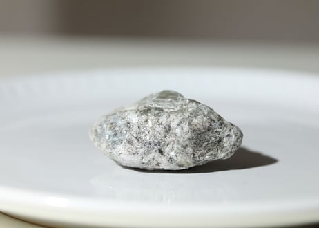【手のひらの奇跡】ロシア産 虹入りフェナカイト