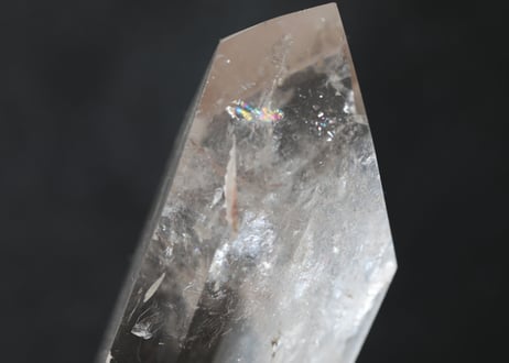 虹入りクリアクォーツ ダブルターミネーテッド ルチル入り【脈打つ】