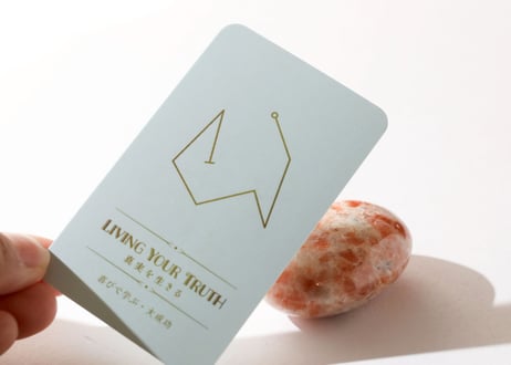 【LIVING YOUR TRUTH 真実を生きる（喜びで学ぶ・大成功）シジル封入 オリジナルカード付き❣️】サンストーン 握り石 ※イベントクーポン使用不可