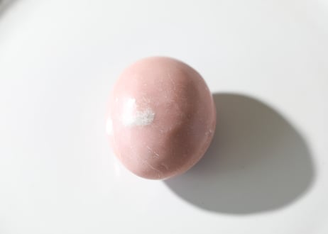 【まあるい愛の中へ】ピンクオパール 握り石