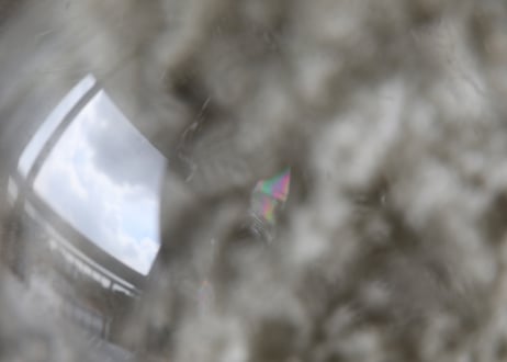 技封入❣️【風水を整える】虹入り ホワイトガーデンクォーツ スフィア 金のスフィア台付き ※イベントクーポン使用不可