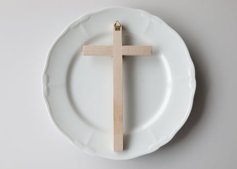 十字架とピンクのハートの壁掛け