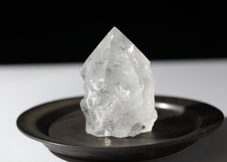 【氷の如く】虹入り クリアクォーツ ハーフポリッシュ