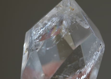 【麗しき魔法使い】虹入り クリアクォーツ 宝石カット 台座付き