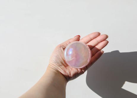 【ハートが輝く】虹入り エンジェルオーラ ローズクォーツ スフィア 金の台座付き