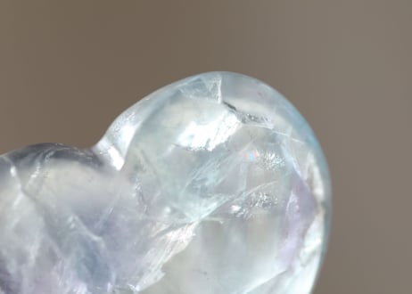 【永遠に広がる海】虹入り ブルーフローライト ハート