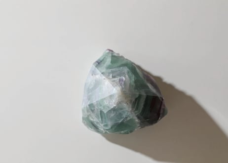 【洗練された生命】虹入り フローライト ハーフポリッシュ