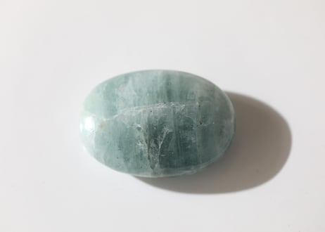 【心を癒す】虹入り アクアマリンの小さな握り石