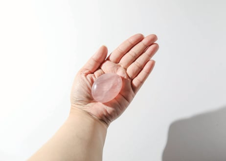 技封入❣️【熟睡できる/金龍、金運の器が広がる】ローズクォーツ 握り石 ※イベントクーポン使用不可