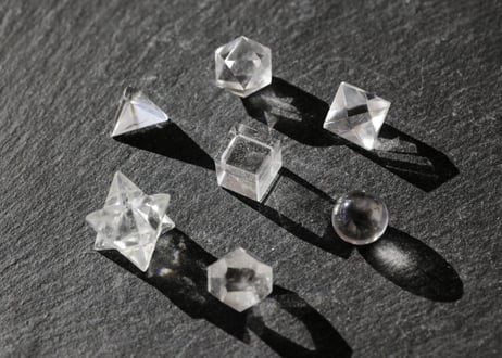 【魔術道具】マニカラン水晶  幾何学７個セット　木箱入り
