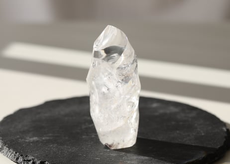 【静かさに燃える】虹入り クリアクォーツ ファイヤーフォルム