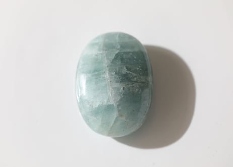 【心を癒す】虹入り アクアマリンの小さな握り石