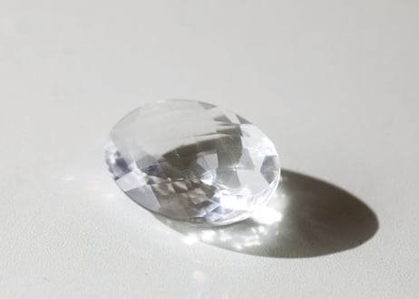 【光を思い出す】クリアクォーツ 宝石カット