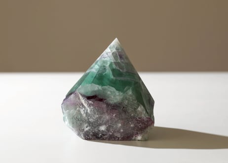 【洗練された生命】虹入り フローライト ハーフポリッシュ