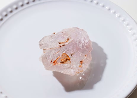 【光が差し込む】マダガスカル産 虹入り ラテライトインクォーツ